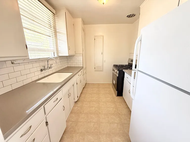 Beautiful Park Estates Apartment for Rent — Photo 5