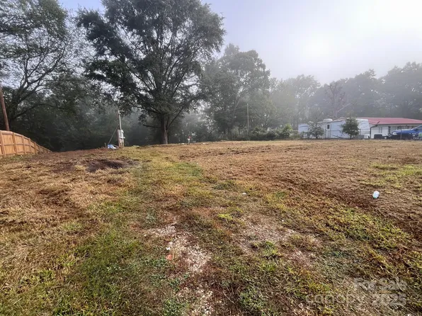 253 Davis Lake Rd, Forest City, NC 28043