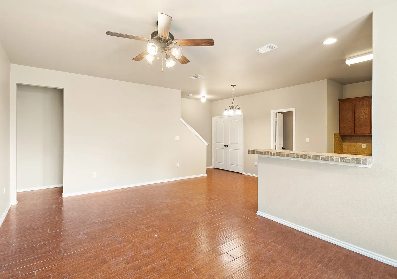 Available Now! Beautiful 3 Bedroom Duplex Located In New Braunfels, Texas! — Photo 3