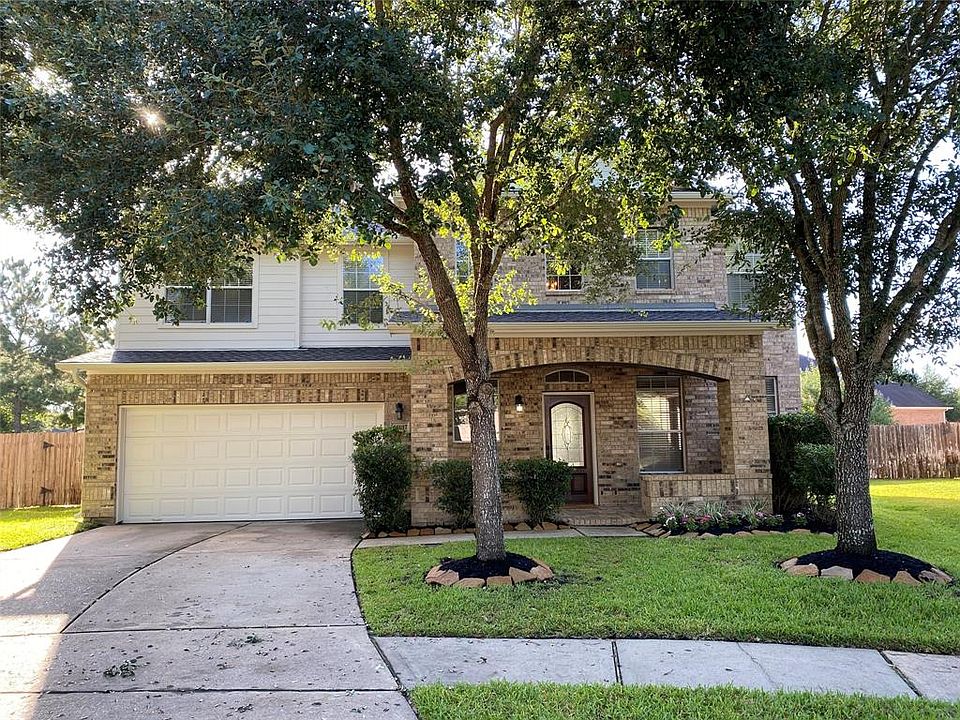 Beautiful home in highly desirable Cinco Ranch, on an oversize cul-de-sac lot! Amazing curb appeal! Walking distance to schools! Roof replaced 7/21.