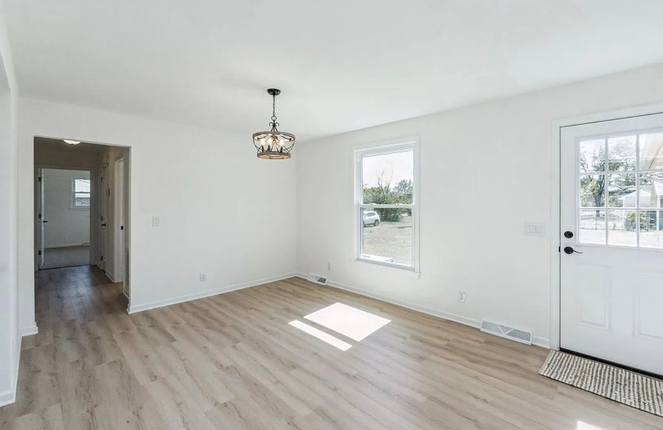 Newly renovated home with nice yard. — Photo 3