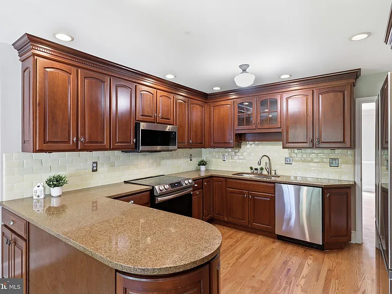 6817 Jeremiah Ct — Photo 13