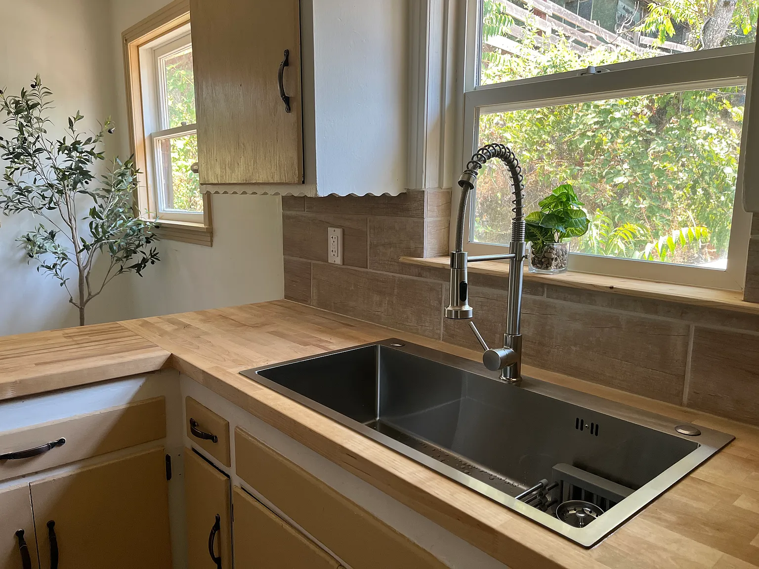 2 bed, 900 sqft, $2,000 — Photo 1