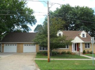 603 W 11th St, Cedar Falls, IA 50613