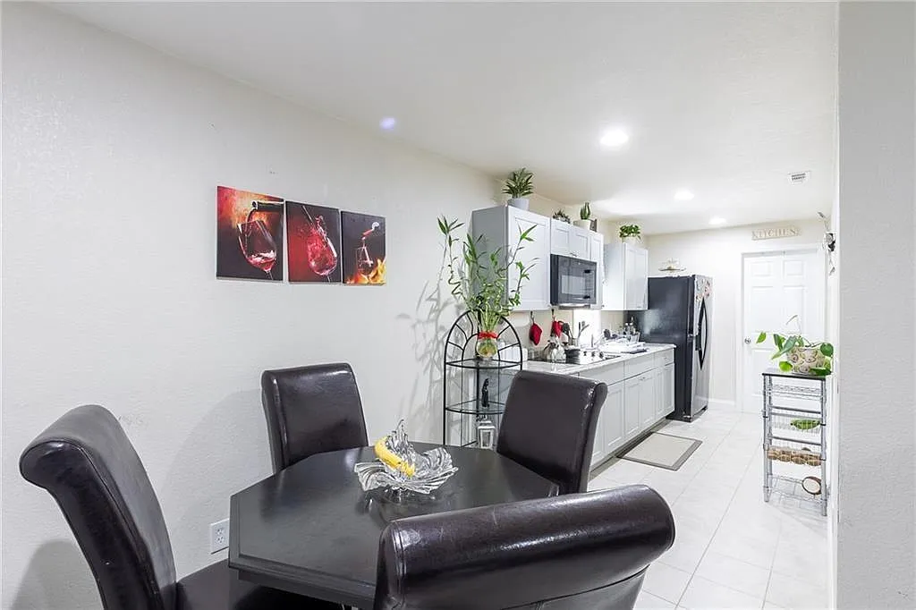 1 bed, 1.0 bath, 1000 sqft, $1,795 — Photo 2