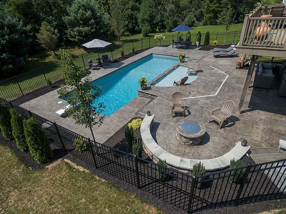 2nd image of 4526 Woods Way