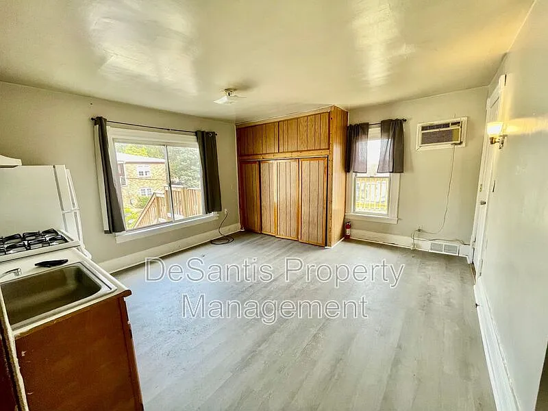 Studio, 1.0 bath, 600 sqft, $395 — Photo 3