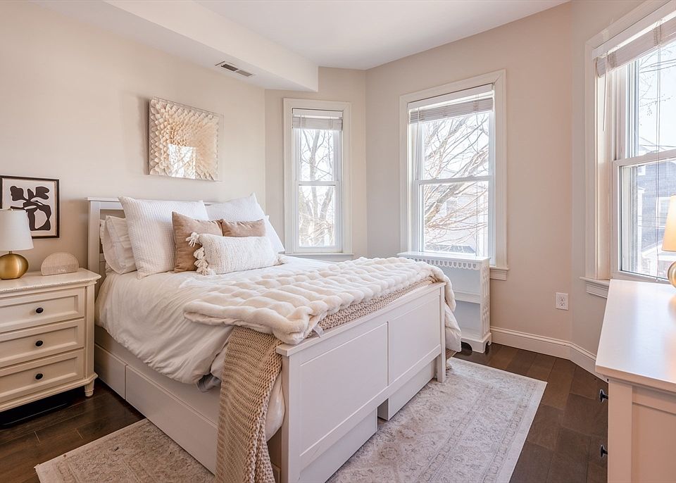 1st image of 64 Byron St #2