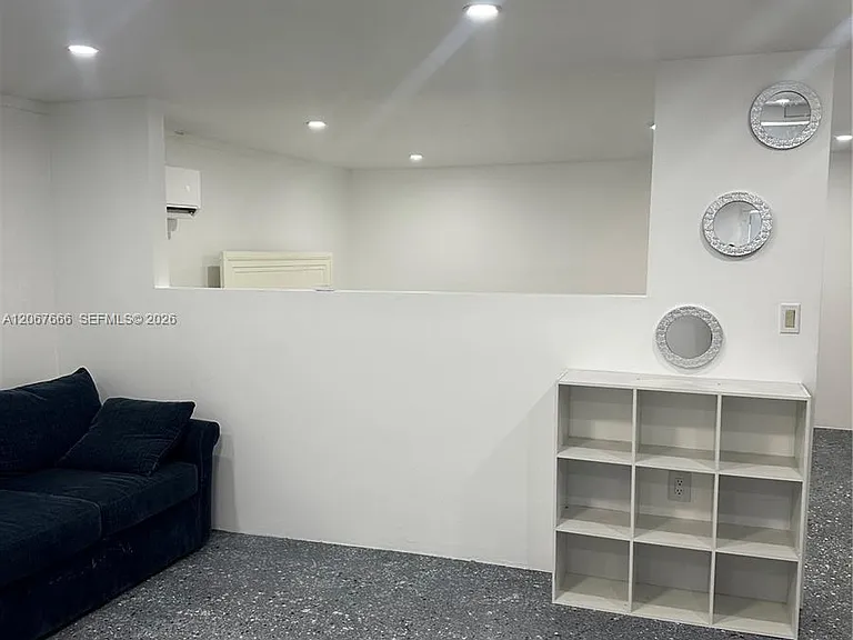 1725 NW 9th Ave #STUDIO — Photo 12