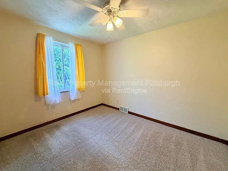 1076 Thornwood Dr — Photo 13