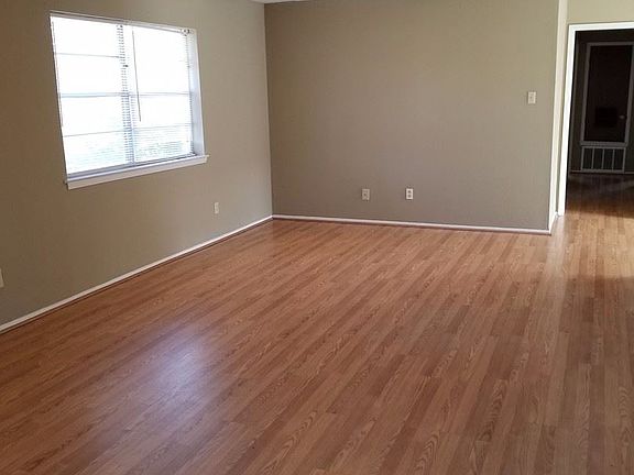 3rd image of 1014 San Saba Dr