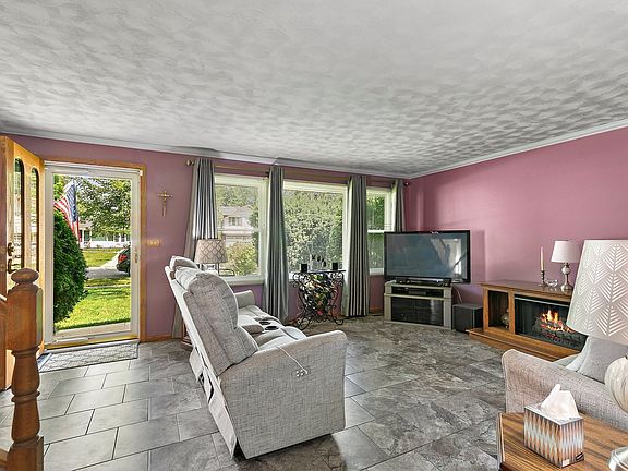 3rd image of 934 Cornell Ln