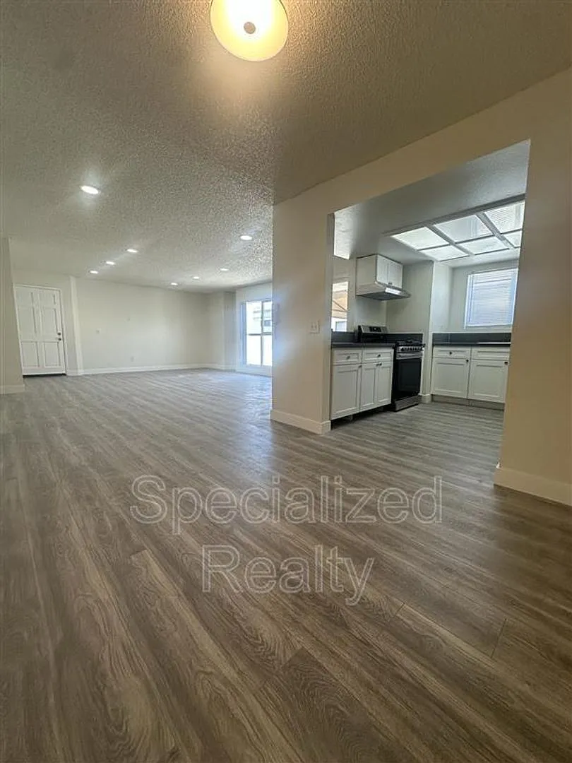 328 E. Providencia Ave. — Photo 4