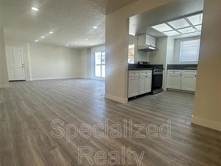 328 E Providencia Ave — Photo 4