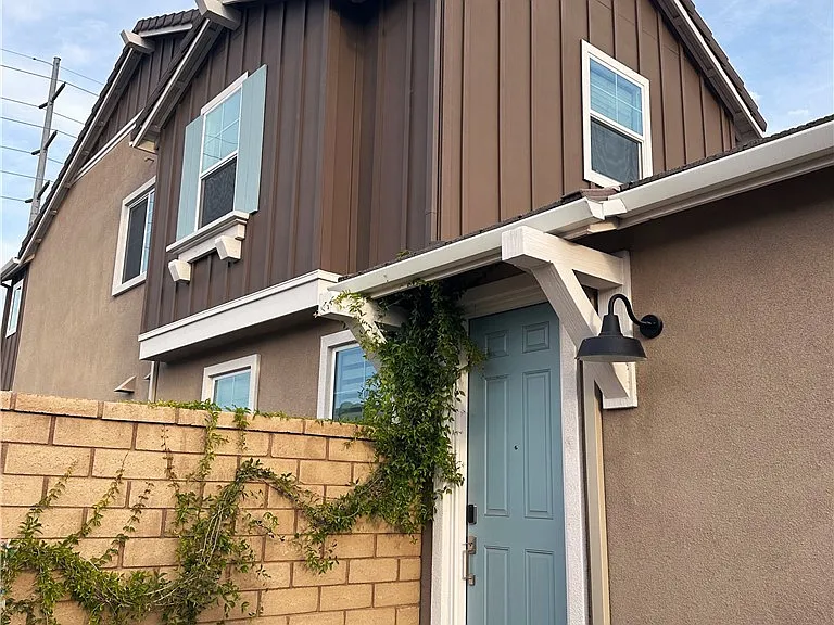 30318 Waterline Dr — Photo 2