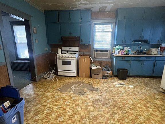 2nd image of 3404 Calwagner St
