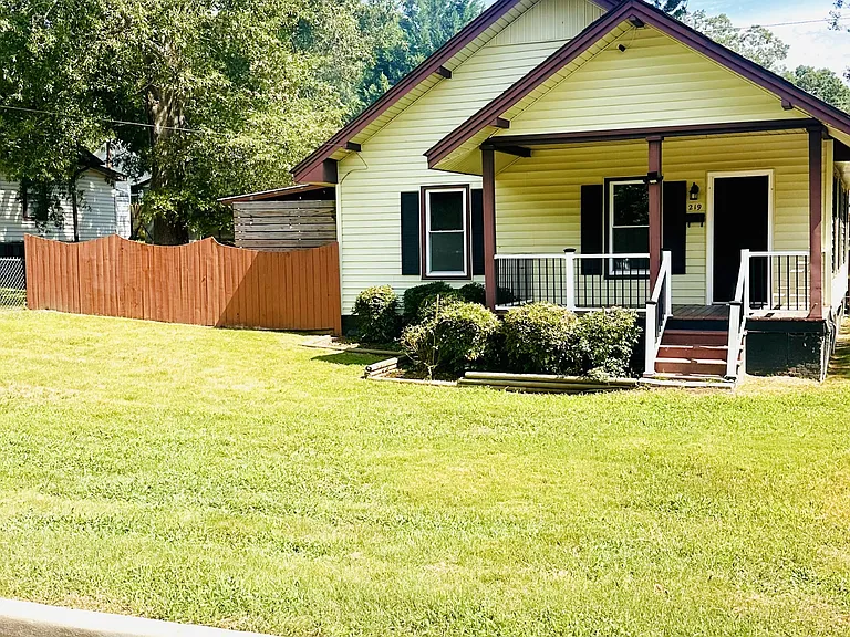 219 Beattie St — Photo 1