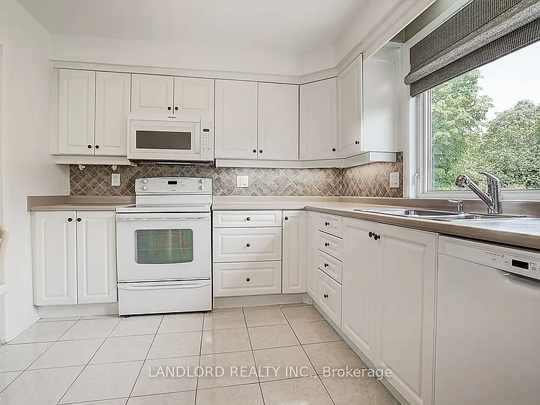 2294 Wyandotte Dr — Photo 19