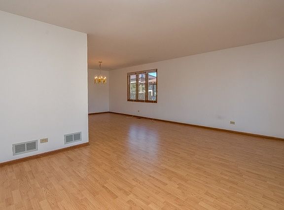 3rd image of 7423 W 157th St