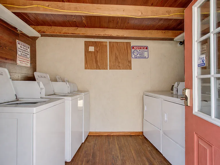 Marilyn Apartments — Photo 13