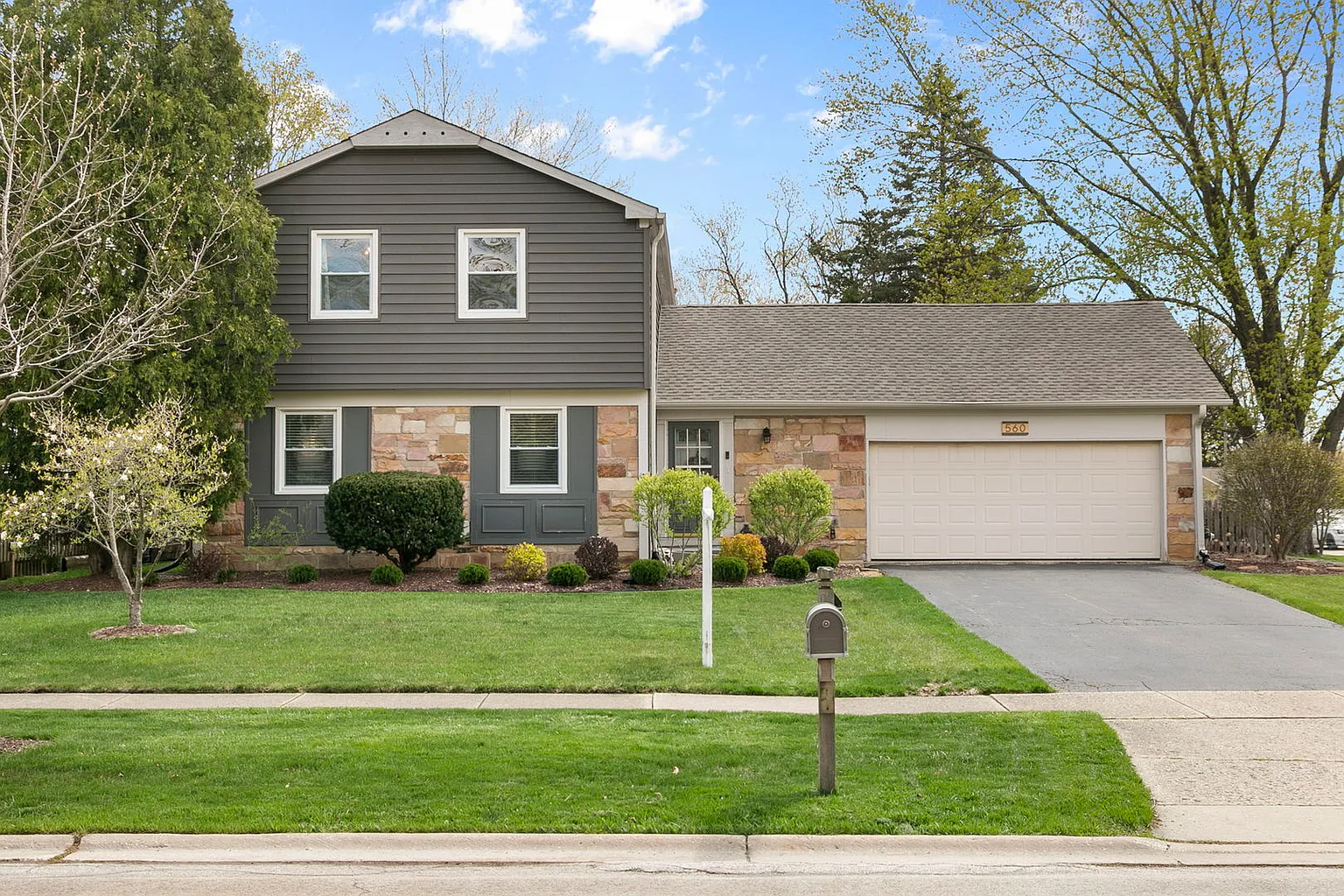 560 Checker Dr photo 1