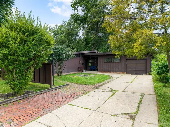 6390 Nelwood Rd, Parma Heights, OH 44130