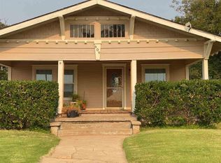 609 S Main St, Electra, TX 76360