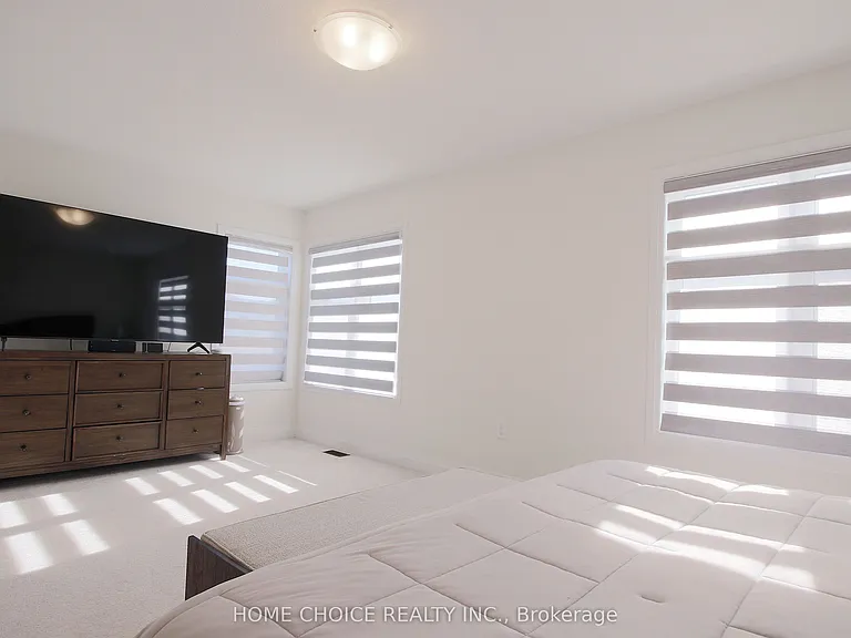 32 Ferragine Cres — Photo 21