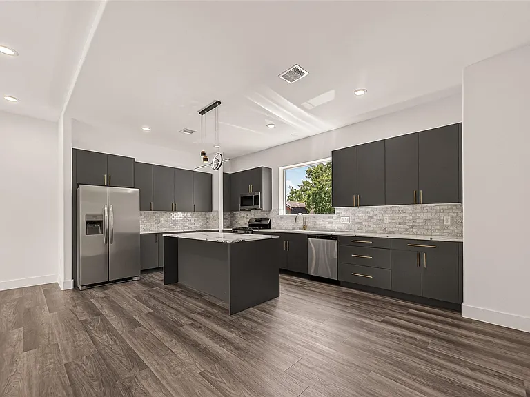 2711 Dennis St — Photo 8