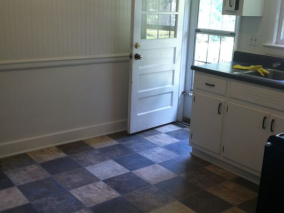4th image of 243 Douglas Ave