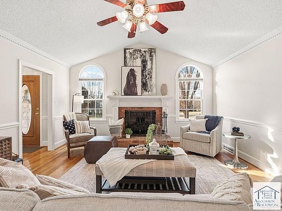 5th image of 595 Saint Johns Cir