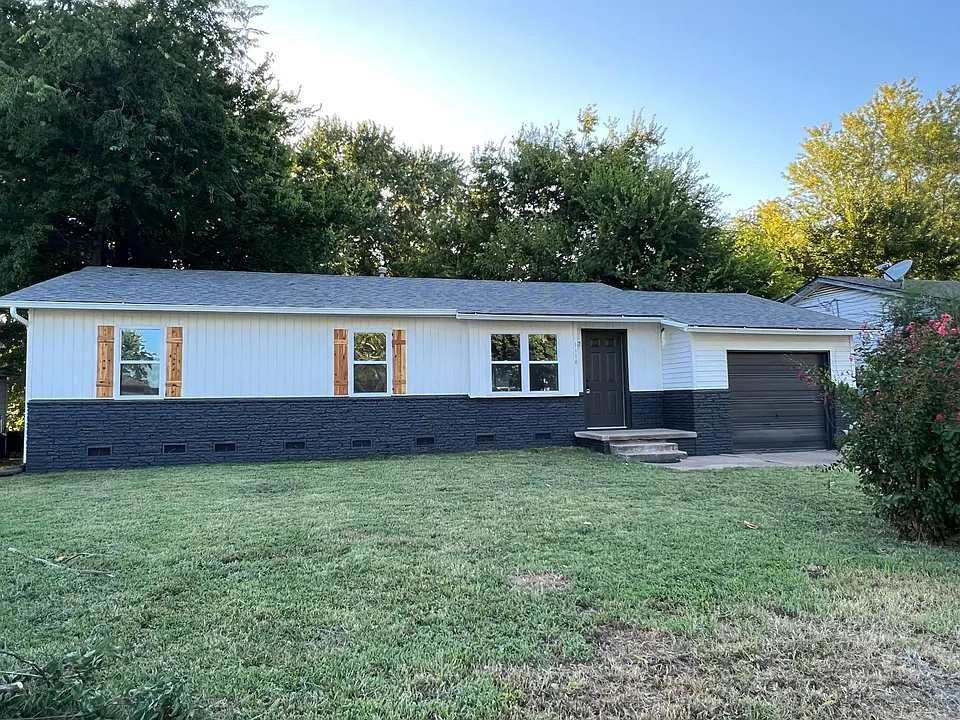 1118 S Date Ave