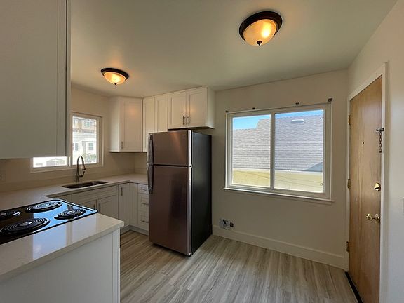 3rd image of 547 Grand Ave APT 1