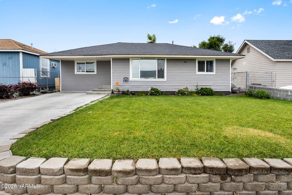 207 N F St, Toppenish, WA - View 6