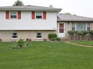 215 Oakleaf Rd, Lake In The Hills, IL 60156