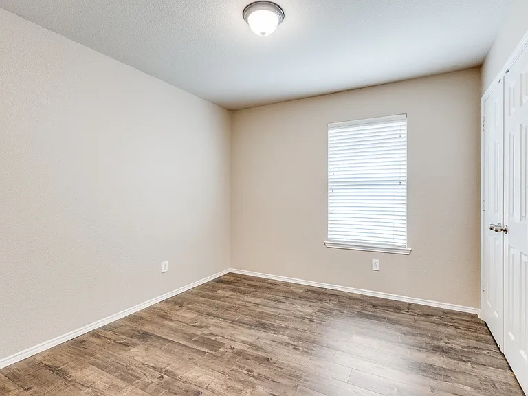 2417 Grand Rapids Dr — Photo 9
