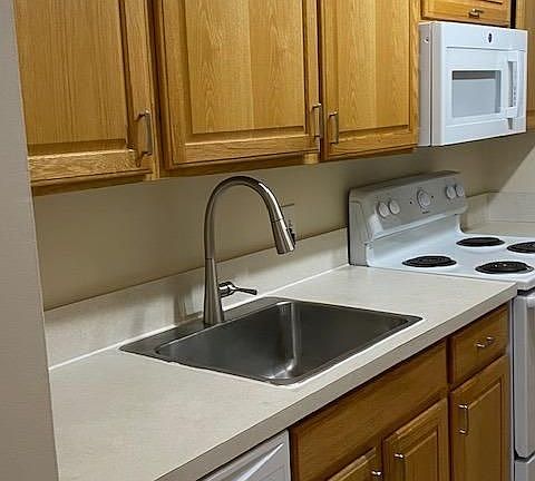 5th image of 628 Watersedge Dr