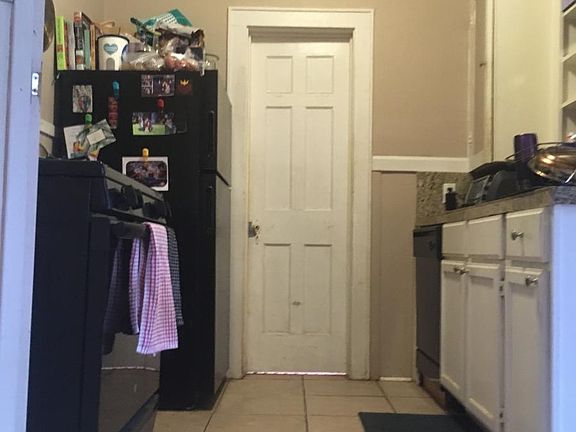Kitchen (dishwasher, full stove, microwave oven)