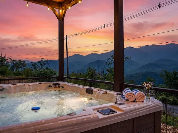 964 Cottage Gardens Way, Gatlinburg, TN 37738