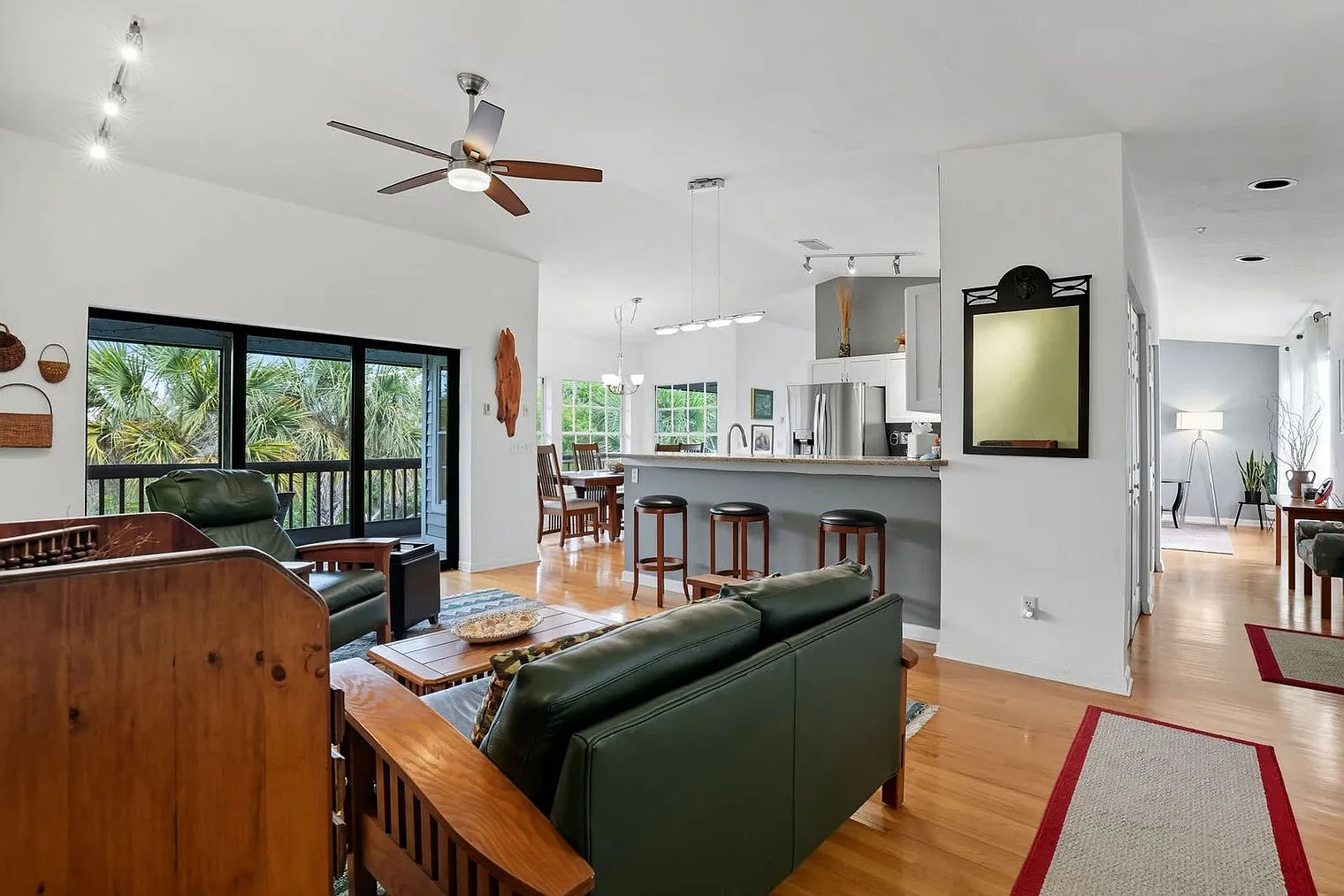 3 bed, 2.0 bath, 1646 sqft, $4,360 — Photo 2