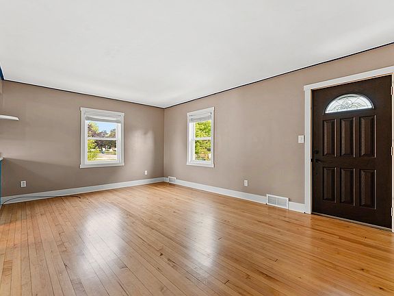 4th image of 1012 Center St