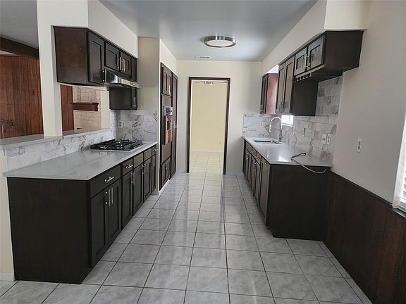 3rd image of 9110 Grape St