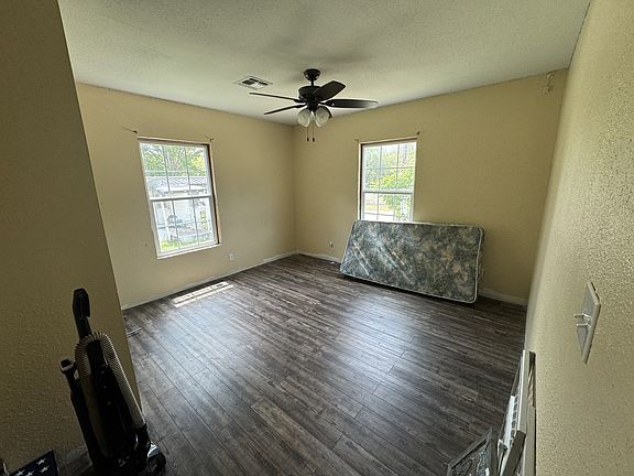 5th image of 413 Schleicher St