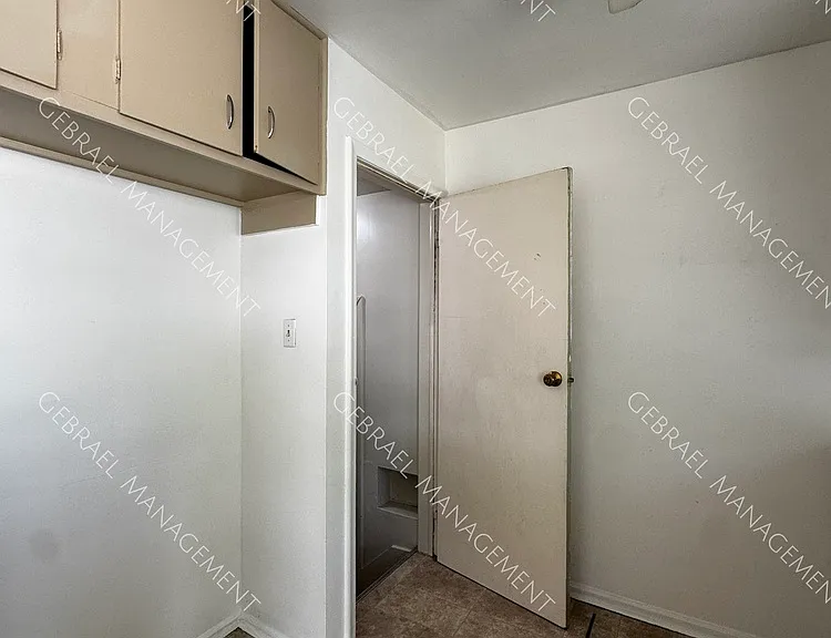 1119 Barney Ave — Photo 5
