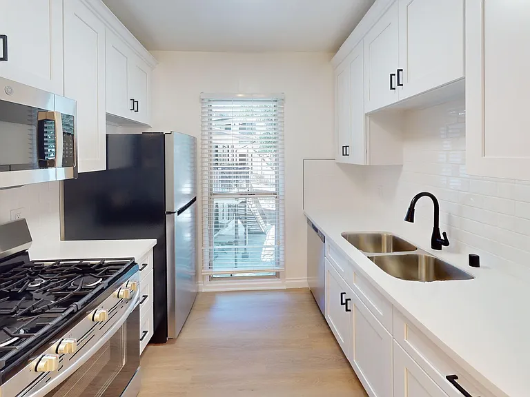 The Claire Manor Apts — Photo 33