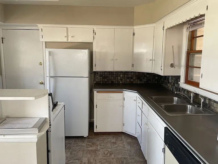 3215 S Mount Carmel Ave — Photo 2