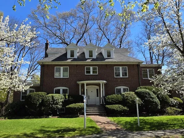 24 Radcliff Rd, Waban, MA 02468