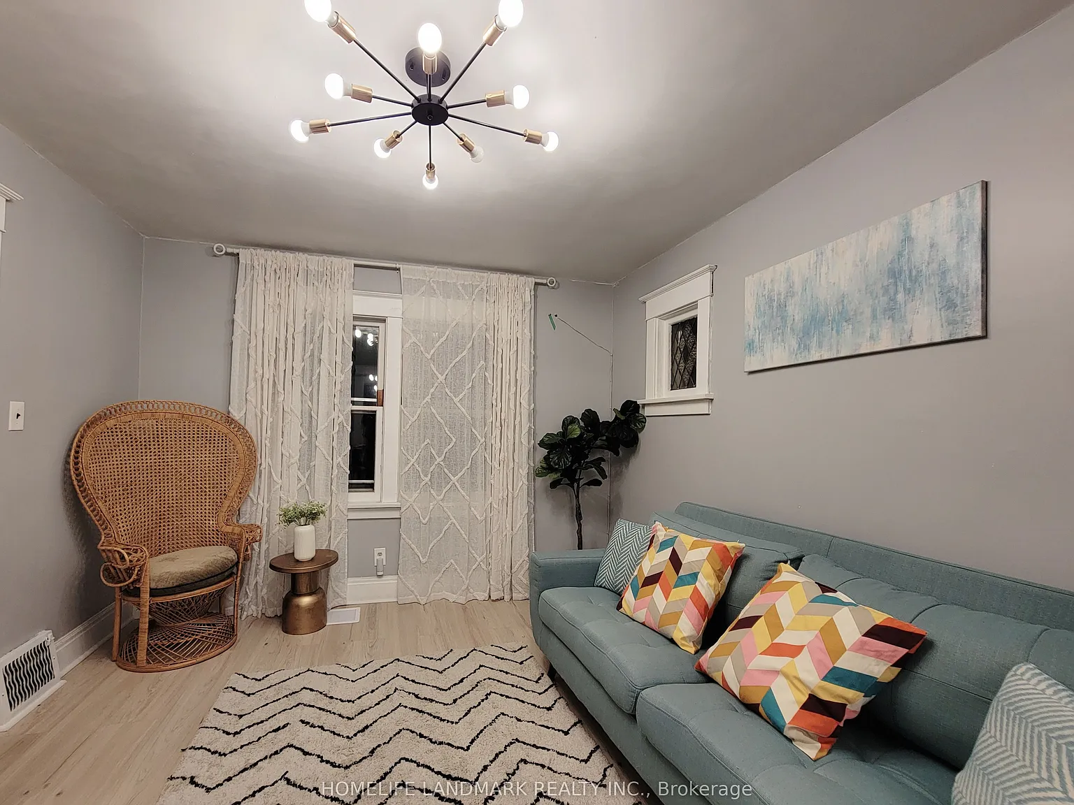 4 bed, $2,400 — Photo 2