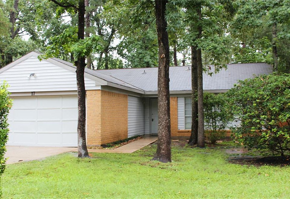 Location! Location! Location! This home is in the heart of The Woodlands! Close to schools, shopping