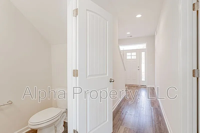 3 bed, 2.5 bath, 1660 sqft, $2,000 — Photo 3